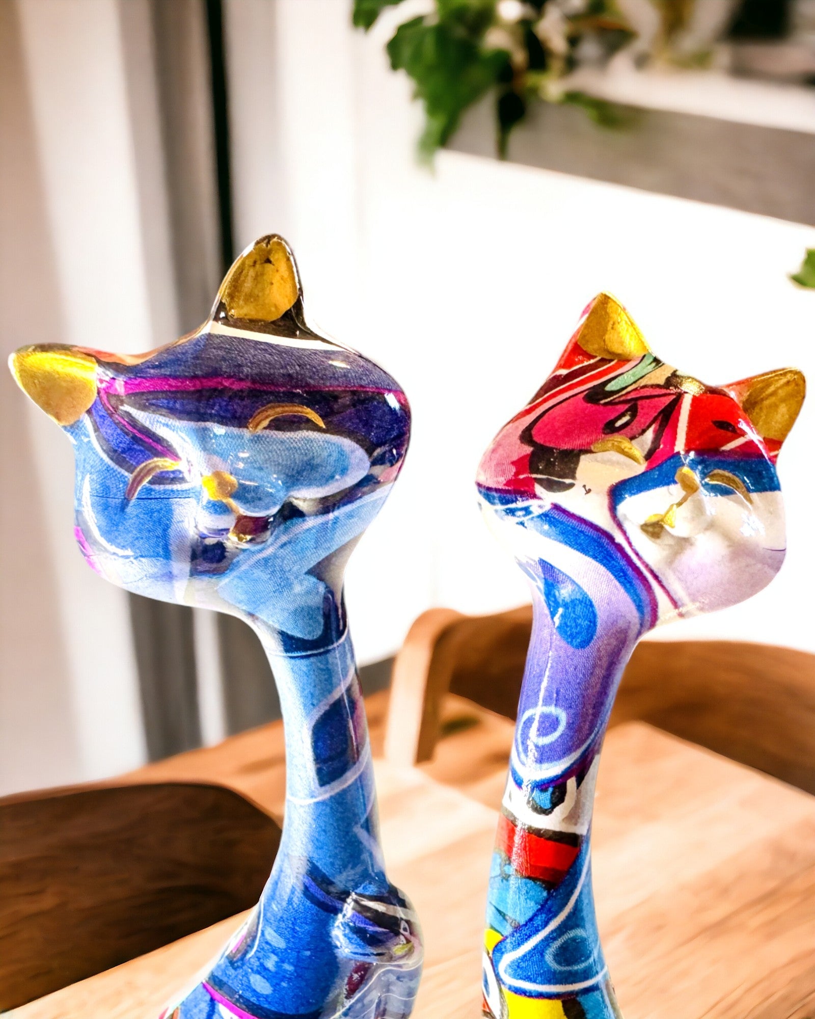 Absztrakt Macska Figurák "ArtCats", Kézzel Festett, Gyanta – 25 cm, 2 db.