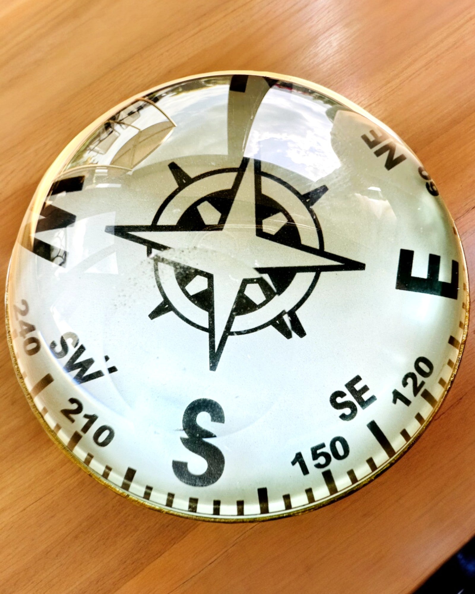 Bailey Compass Clock - Elegáns Kompassz Motívummal Rendelkező Óra Gravírozási Lehetőséggel