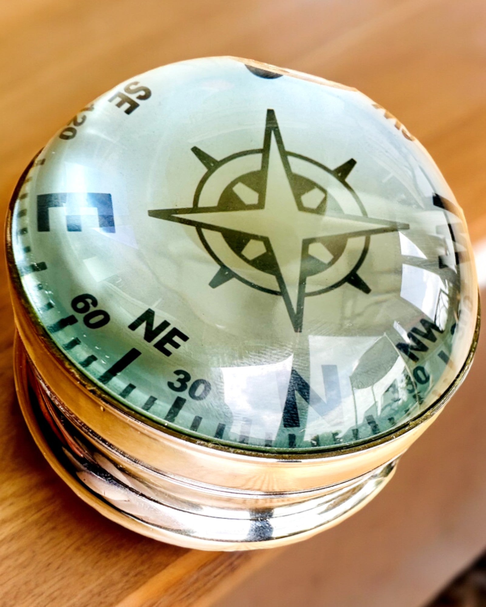 Bailey Compass Clock - Elegáns Kompassz Motívummal Rendelkező Óra Gravírozási Lehetőséggel