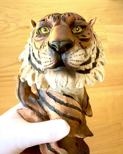 "Tigris, a dzsungel királya" szobor gravírozási lehetőséggel, 29 cm magas figura, ajándék dekoráció